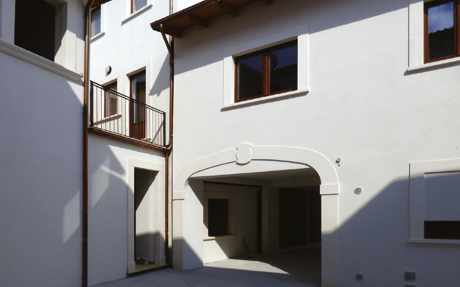 mc115-aggregato-edilizio-ciancone-onna-corte-interna1