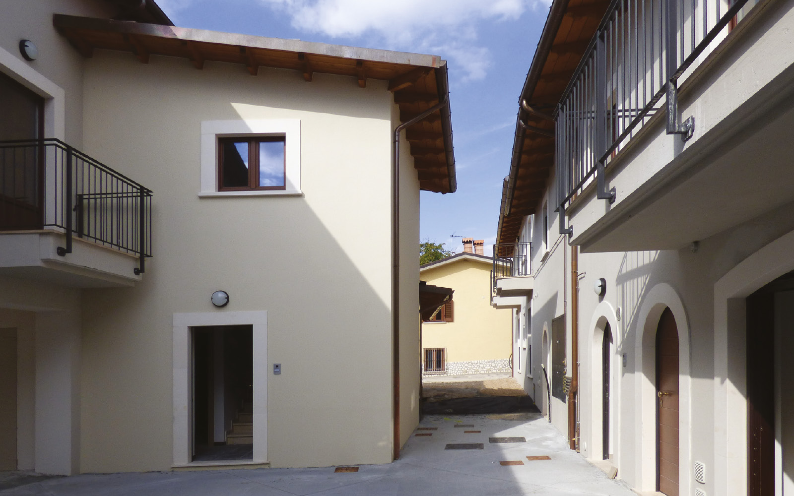 mc115-aggregato-edilizio-ciancone-onna-via-interna1